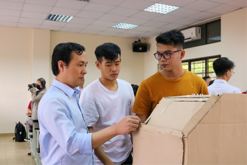 Hình ảnh quá trình tham gia cuộc thi Bach Khoa Innovation 2020 của các đội thi