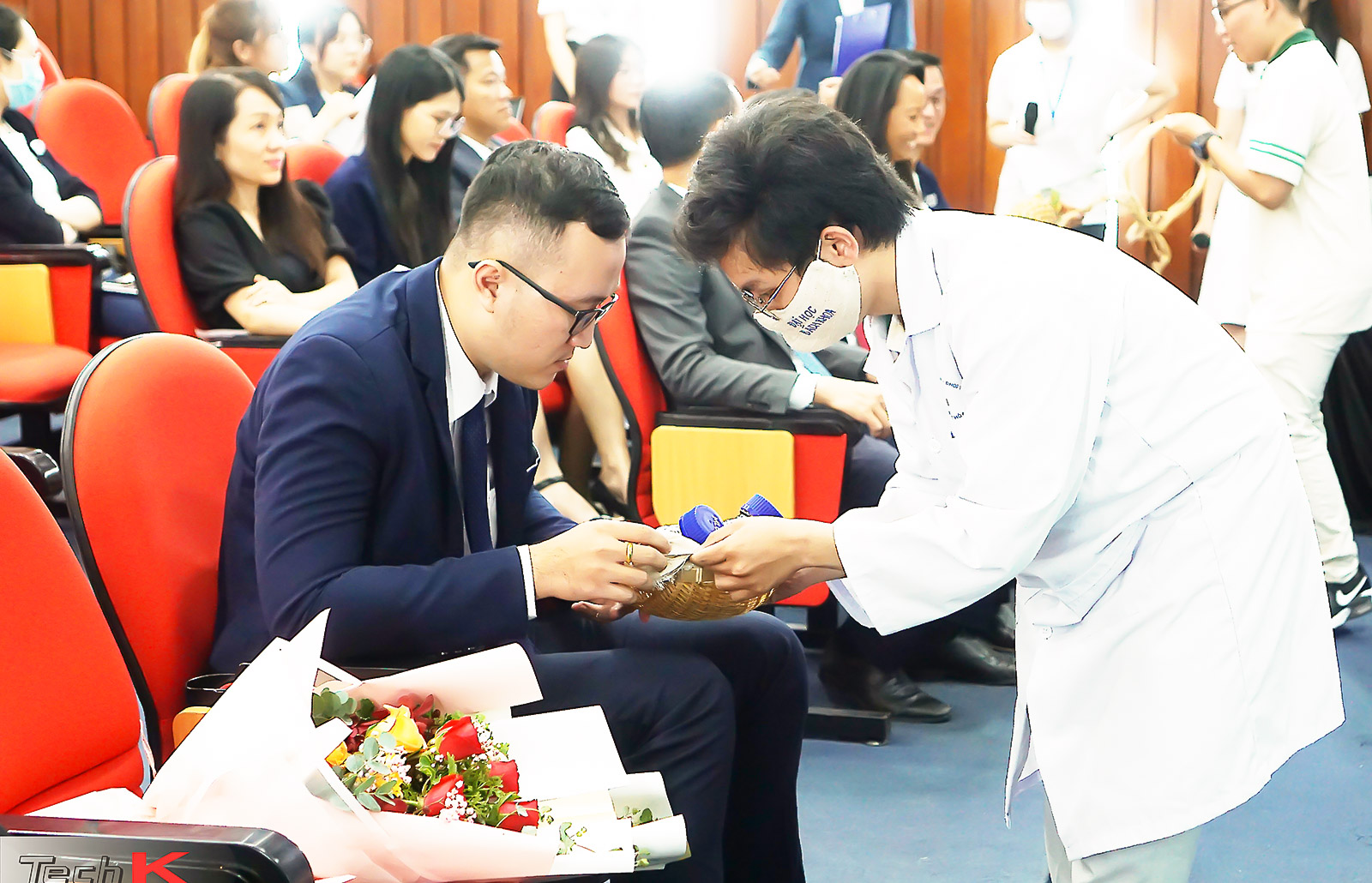 Các đội thi thuyết minh và giới thiệu các ý tưởng khởi nghiệp cho khách mời, ban giám khảo tại chung kết