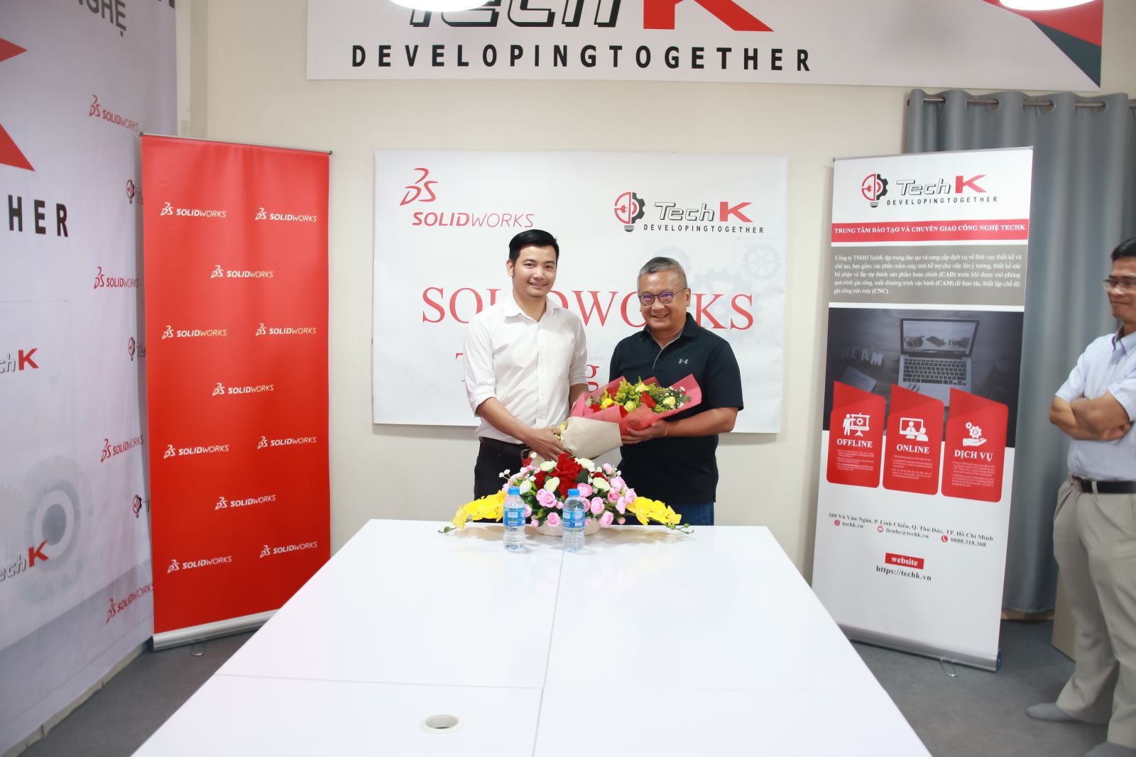 Ông Đồng Văn Keo và Ông Phan Bá Thông trong buổi ra mắt Trung tâm Đào tạo SolidWorks tại TechK