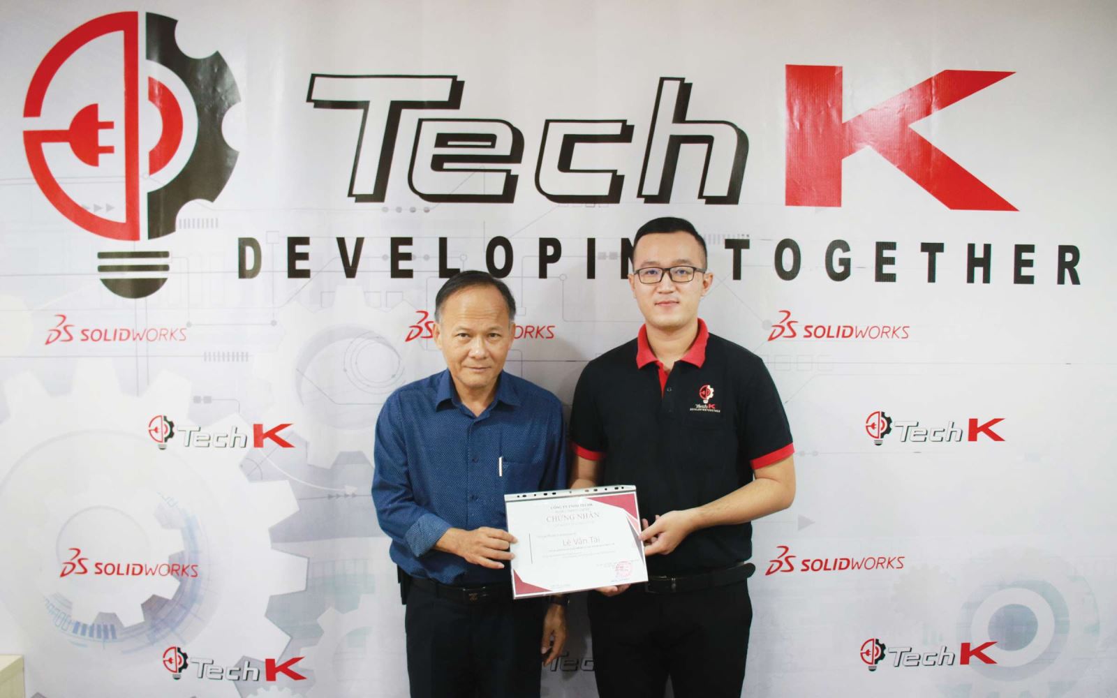 Học viên đạt chứng nhận đào tạo tại TechK sau khi kết thúc khóa học CNC