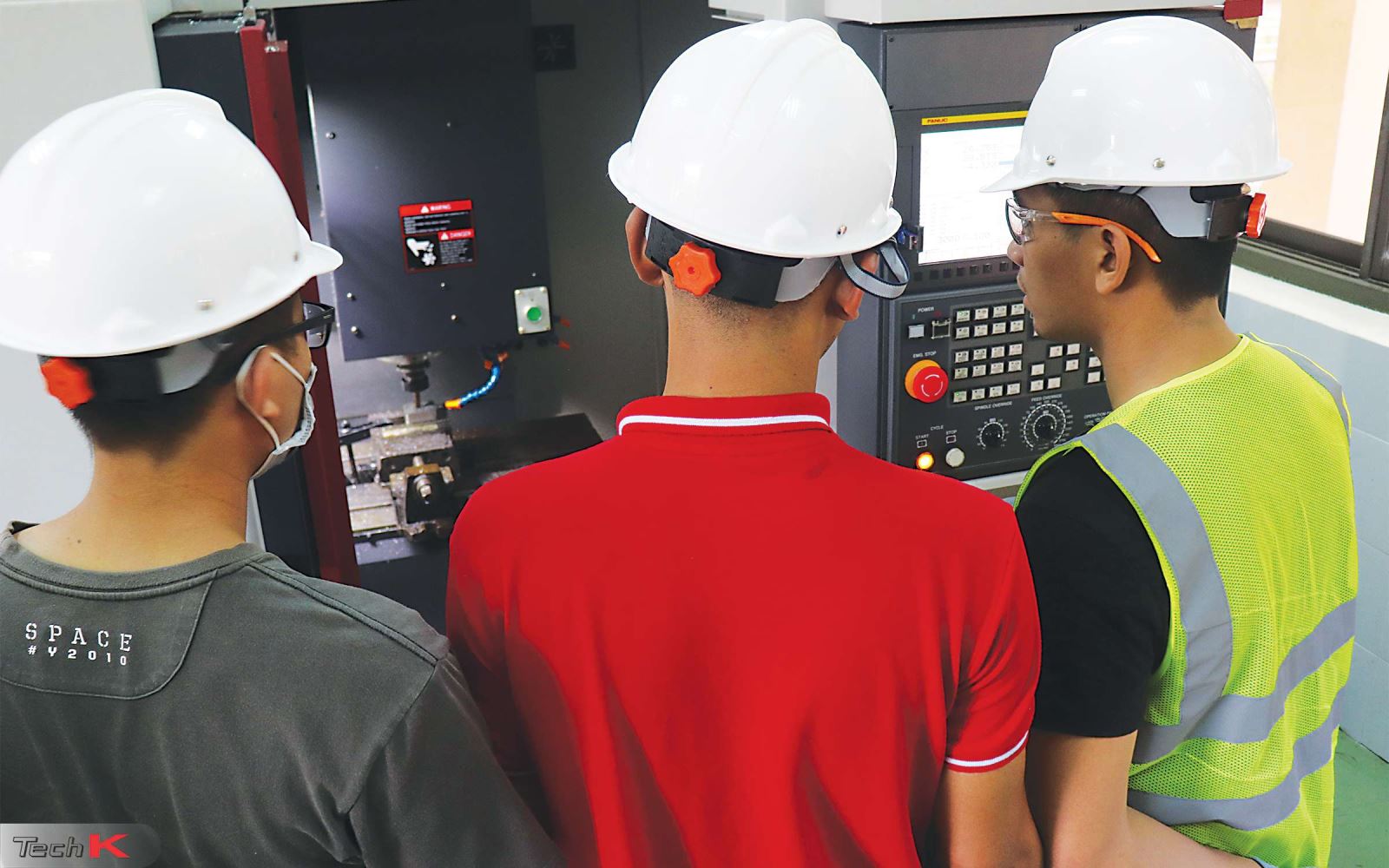 Thực hành vận hành máy phay CNC tại xưởng của học viên TechK