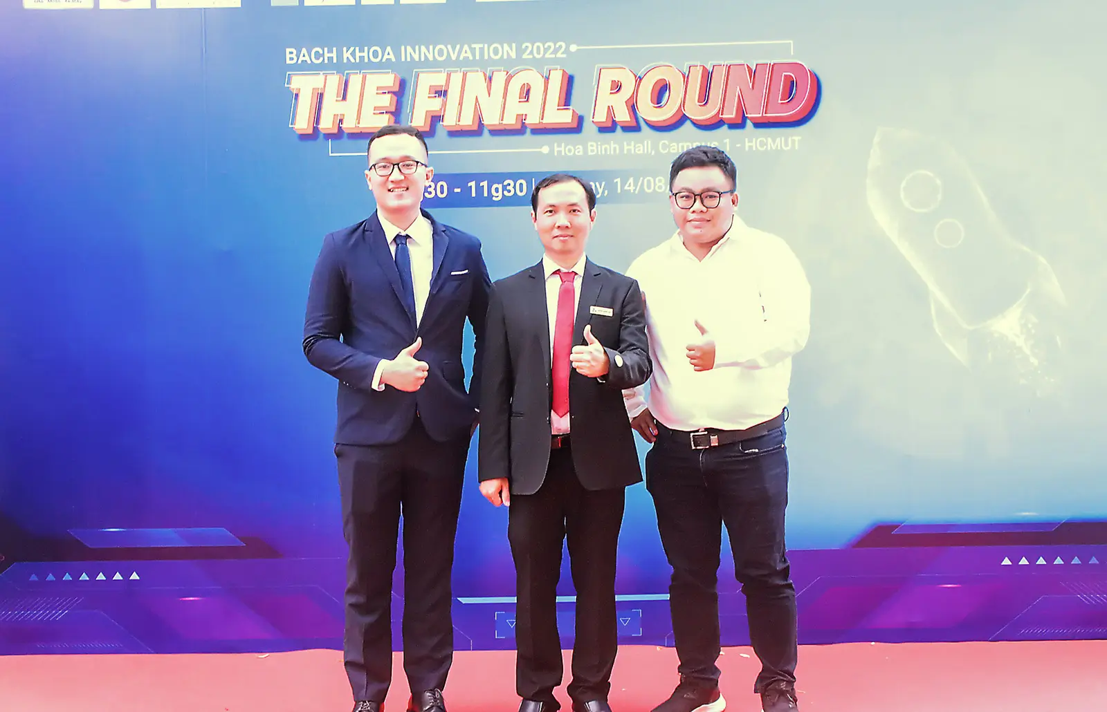 Ông Ôn Hồ Hảo (bên trái) và Ông Trần Trọng Tuấn Hải (bên phải) cùng PGS.TS Trương Quang Vinh (chính giữa) tại chung kết Bach Khoa Innovation 2022