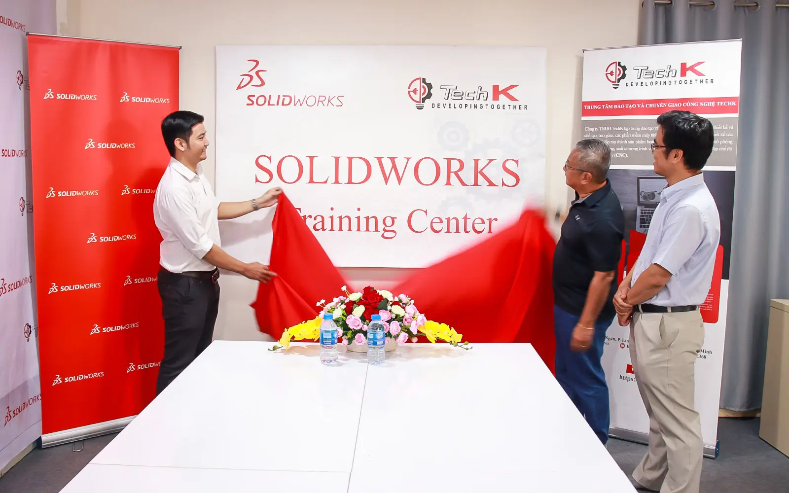 Ông Đồng Văn Keo và Ông Phan Bá Thông kéo màn ra mắt Trung tâm Solidworks